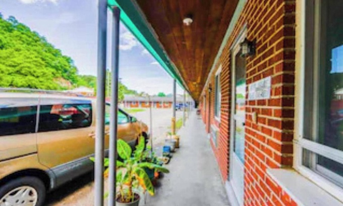 Blue Jay Hotel | Travelers Inn by OYO Beaver, Hwy 19