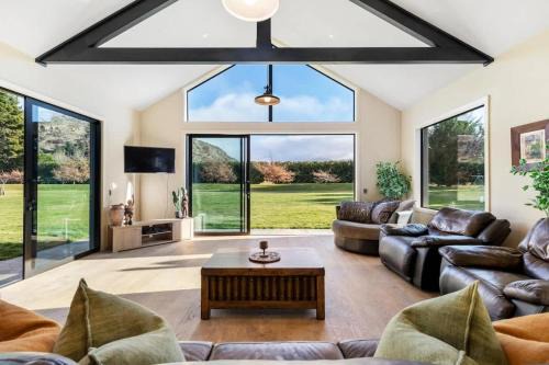 Arrow Junction House | Travellers Retreat Live The Dream