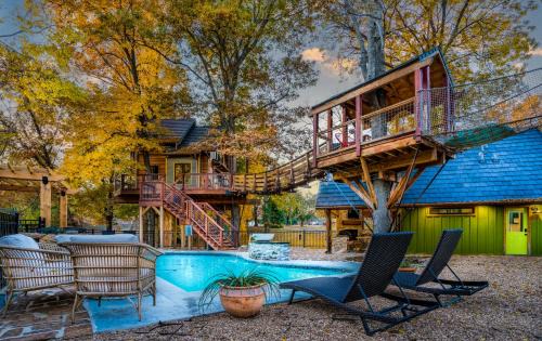 Bentonville Villa | Tree Cabin in Bentonville