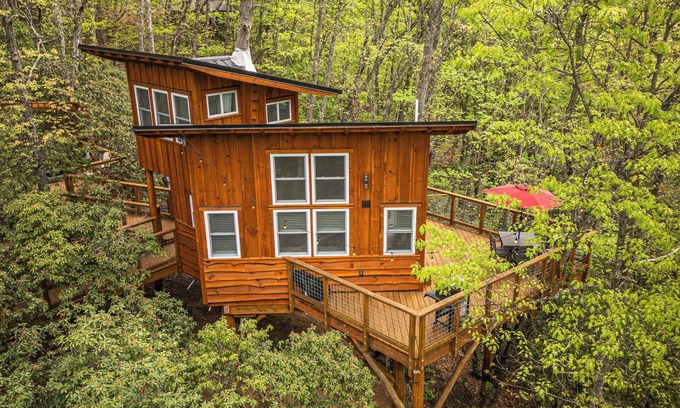 Bryson City Cabin | Tree House Cabin w Hot tub close to downtown & Great Smoky Mountains