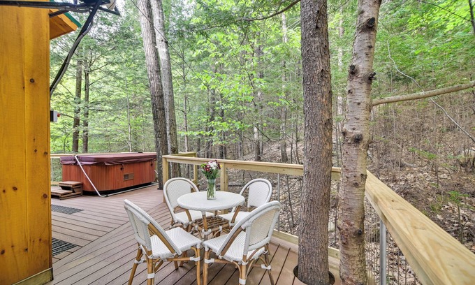 Rumford Center House | Tree House w/Hot Tub: Near Sunday River Resort!
