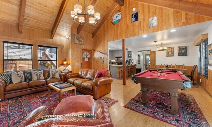 Kingswood Estates House | Treehaus | Hot Tub & Pool Table Near Beach, Hiking & Biking!
