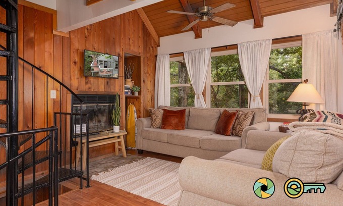 Basye Cabin | Treehouse Mountain Stay - unique cozy quiet!