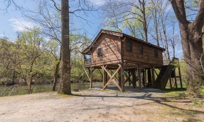 Walland Cabin | Treehouse River front with Mountain View-Wifi/Cable and Hot tub