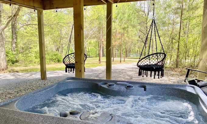 Imboden Cabin | Treehouse w/HOT TUB & Wi-Fi, secluded