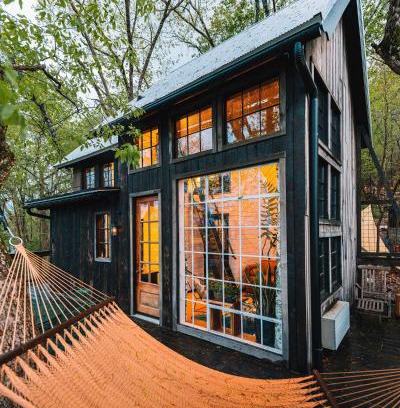 Chattanooga Ski Chalet | Treetop Hideaways: Wood Lily Treehouse in Chattanooga