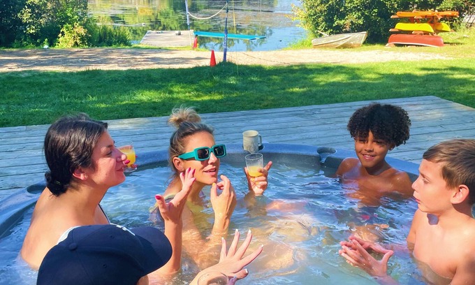 Gravenhurst Cottage | Trenanthia "the OG" Cottage: Hot Tub, Sauna, Games Room, Kayaks, Canoes, SUPS ++