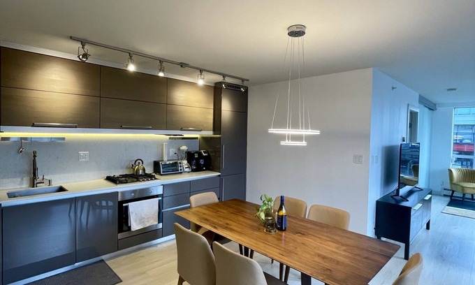 Chinatown Apartment | Trendy Chinatown apartment with parking