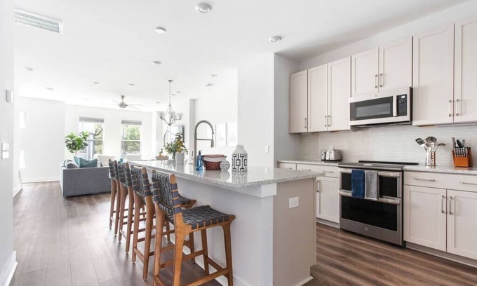 North Charleston House | Trendy Park Circle Home, Mins to Dtwn, CHS Beaches