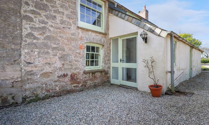 Newquay Cottage | TREVARTHIAN FARM (ANNEX), pet friendly, with a garden in