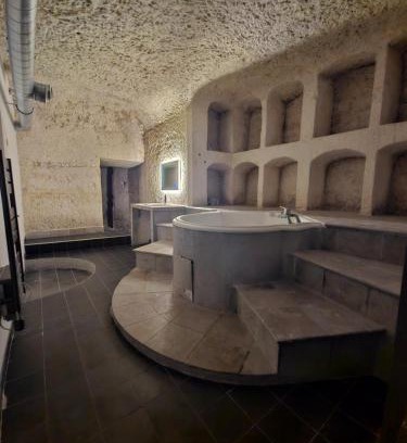 Saint-Etienne-de-Chigny Apartment | Troglodyte Baths