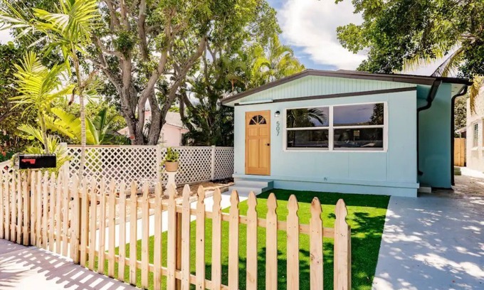 Mango Groves House | Tropical Bungalow, Walk to Lake Ave & Beach
