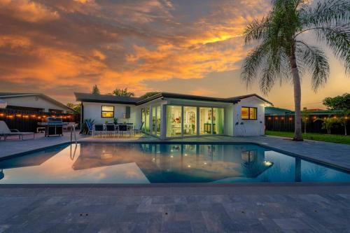 Parker Ridge House | Tropical Jungle Pool House in West Palm minutes from the beach, downtown, & PBI!