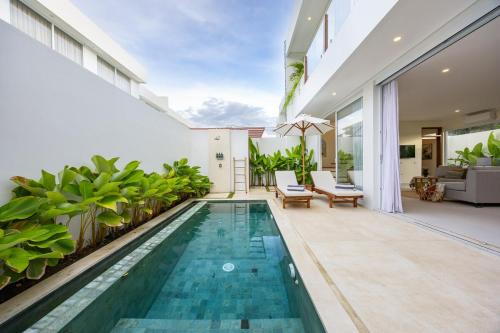 Munggu Villa | Tropical Luxe Villa - Walk to Beach & Ricefield View