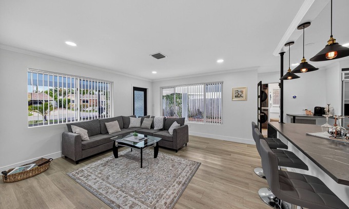 Central Business District House | Tropical South Florida Home