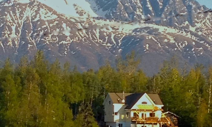 Gateway Ski Chalet | Trout Fishing Lake Front- Mt. Views- Fish, Boat, Hike, Play, Swim, sleeps 8