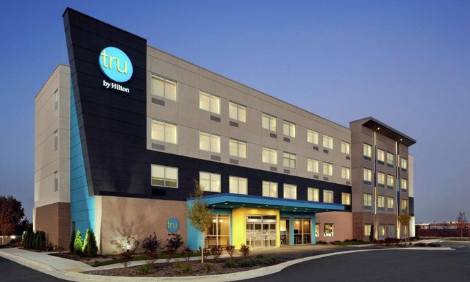 Waukesha Hotel | Tru By Hilton Milwaukee Brookfield
