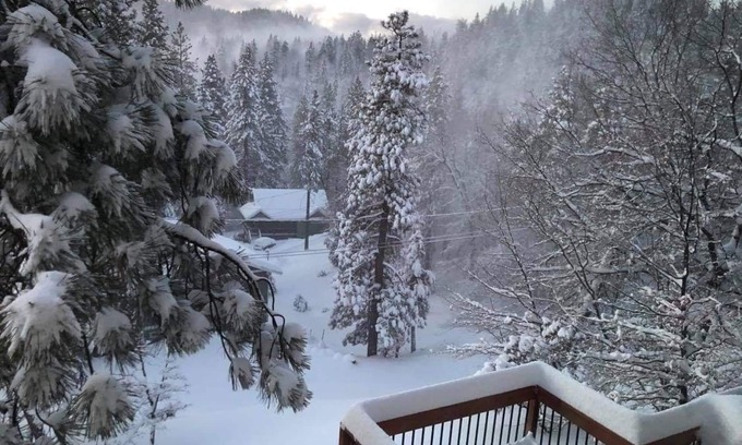 Arrowbear Lake Cabin | True Log Cabin, located 4 miles from Snow Valley, with an Awesome wooden Deck.