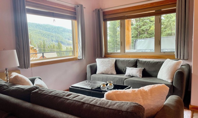Okanagan-Similkameen Condo | True ski in/out with private hot tub and valley views