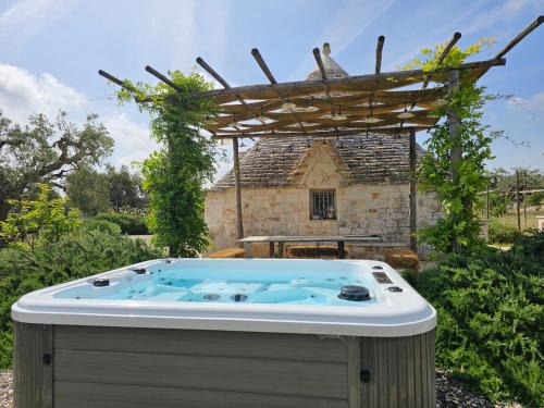 Cozzana Villa | Trullo Ape Regina by MONHOLIDAY
