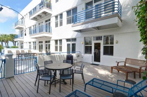 Truman Annex House | Trumans Hideaway by AvantStay Great Location w Patio Outdoor Dining BBQ Shared Pool Week Long Stays