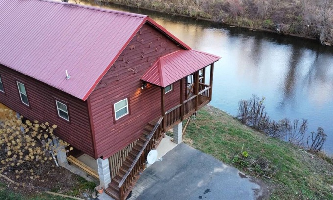 Sylva Cabin | “Tuck’ed Away” Riverside near WCU & Sylva