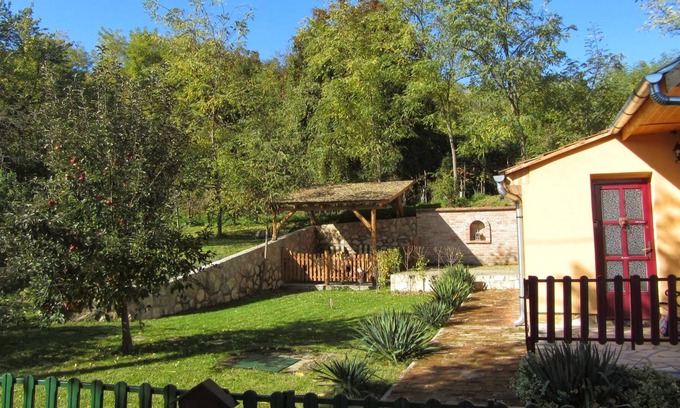 Kisbudmer Cottage | Tucked farmhouse with privatsphere, unobstructed landscape views