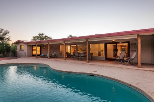 Oro Valley Estates House | @TucsonMuralHouse w/pool & hot tub on golf course