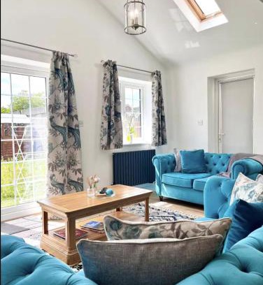 Bracknell House | Turquoise Tranquil- 3 Bed House