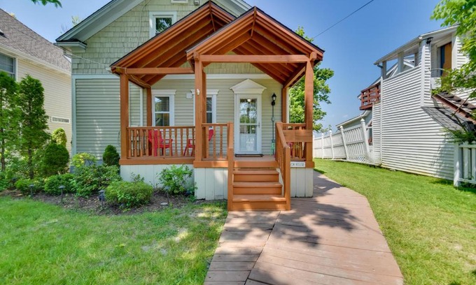 Lake View House | Turtle Cove Bay Beach House about 13 Mi to Buffalo!