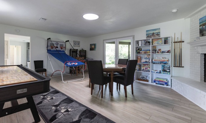 Foley House | Turtle Time Retreat-Fall Stays Are The Best! Game Room, Hot Tub!