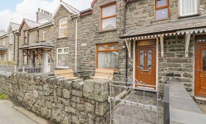 Rhiwbryfdir Cottage | TURTWIG COTTAGE, pet friendly, with open fire in Blaenau Ffestiniog