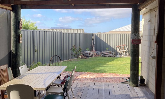 Green Head House | Twenty four Worthington @ GH - 4 minute walk to the beach!