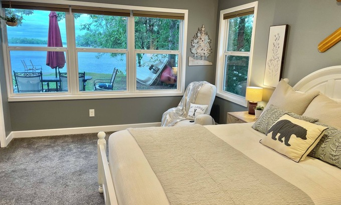 Zimmerman House | Twin Pines Retreat. Single level 1bd/1ba, lakefront