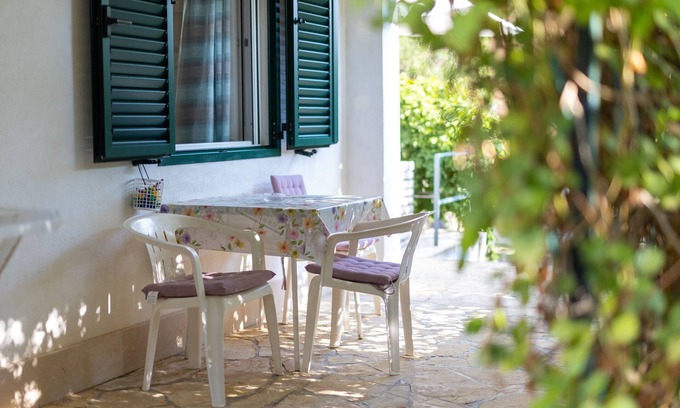 Cove Basina (Jelsa) Apartment | Two bedroom apartment near beach Mudri Dolac, Hvar (A-582-b)