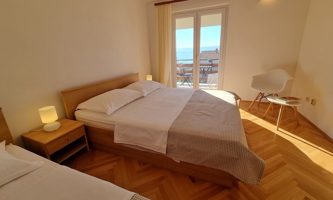 Duce Apartment | Two bedroom apartment with balcony and sea view Duće, Omiš (A-2821-a)