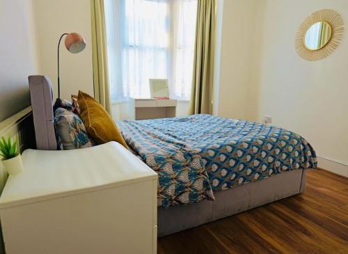 Green Street East Apartment | Two bedroom flat near transport & shops