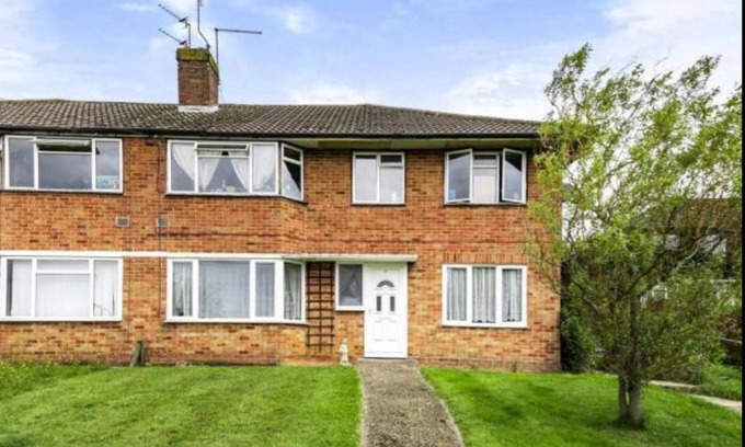 Farnham Apartment | Two Double Bedroom Maisonette with rear garden.