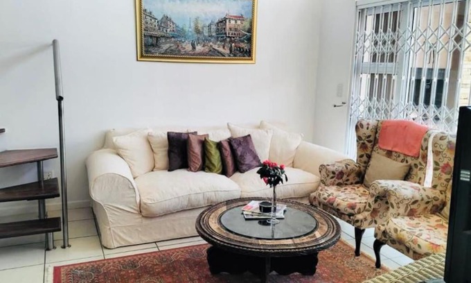 Greater Johannesburg Metropolitan Area Apartment | Two en-suite in a light filled apartment in Sandton