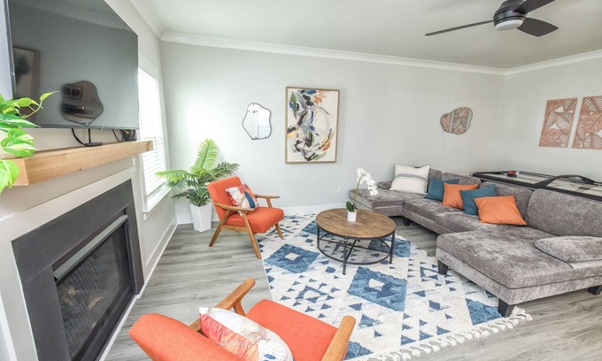 Kings Grant House | Two King beds, Game Room, Screen Room, Fully Fenced in Yard Beautiful Home!