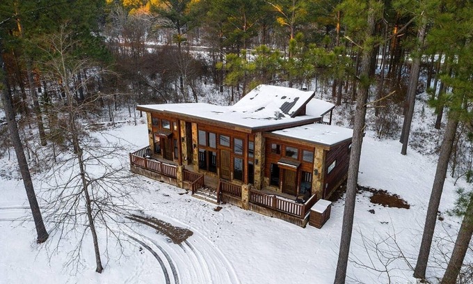 Broken Bow Cabin | Two matching master suites