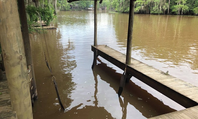 Jefferson House | Two Story House with deck over the river