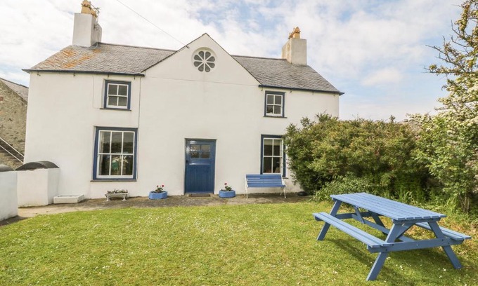 Holyhead House | Ty Fferm Bodlasan