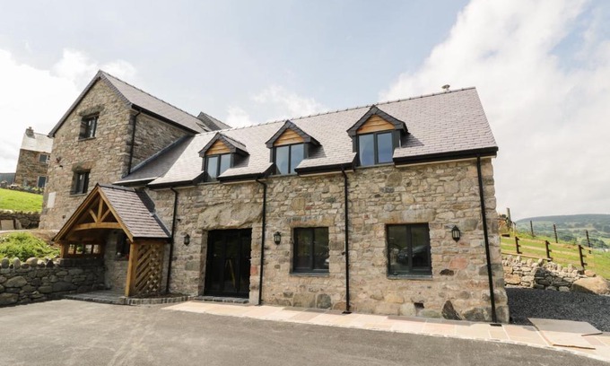 Ruthin House | Tyn Y Celyn Isaf