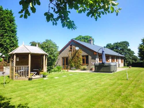 Llanbadarn Fynydd House | Tynddol Bungalow