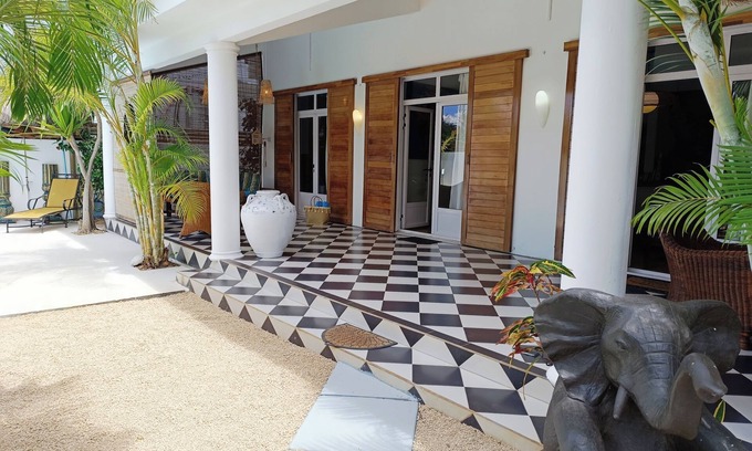 Pointe aux Biches Villa | Typical Colonial Villa where time seems to have stood still Conciergerie Prof.)