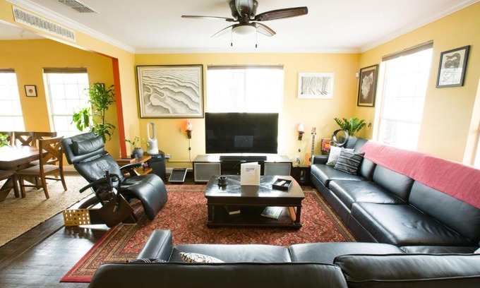 East Cesar Chavez House | Ultramodern, High-tech House an Eight-Min Walk to Rainey St