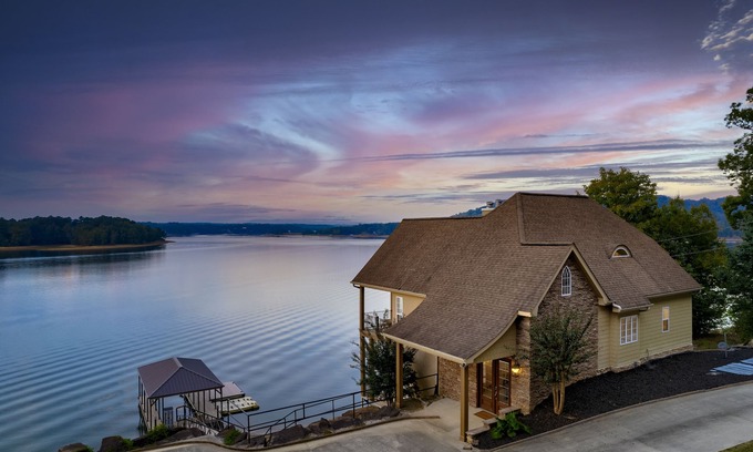 Cullman House | UNBEATABLE Smith Lake View - Few steps to water - Sleeps 11 - Year round water