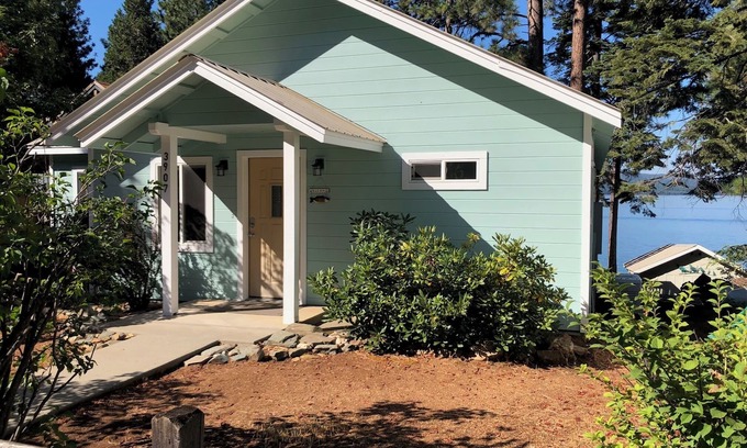 East Shore House | Uncle Johnnie's Lakefront Fishing Cabin