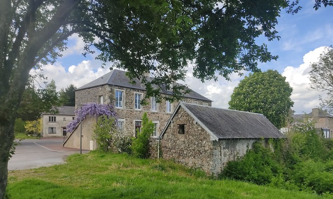 Le Hommet-d'Arthenay Apartment | Une Ancienne École Rénovée, Amoureux de Nature et de Vielles Pierres